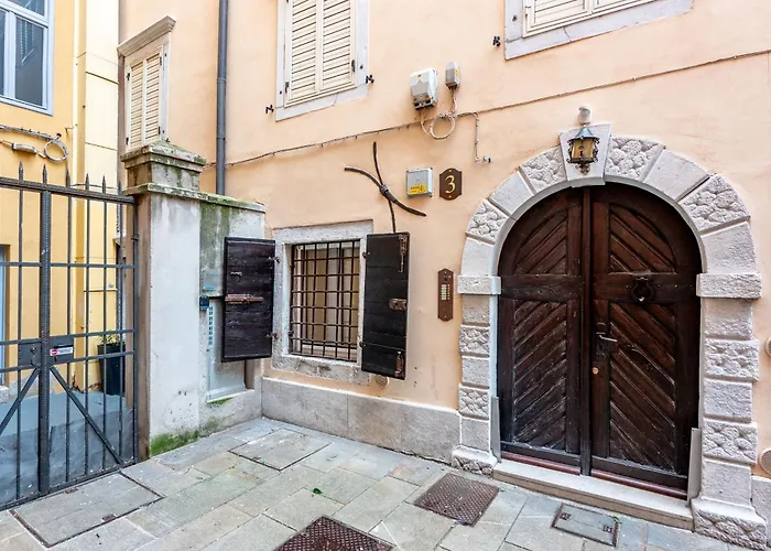 Cavana Loft Apartment *